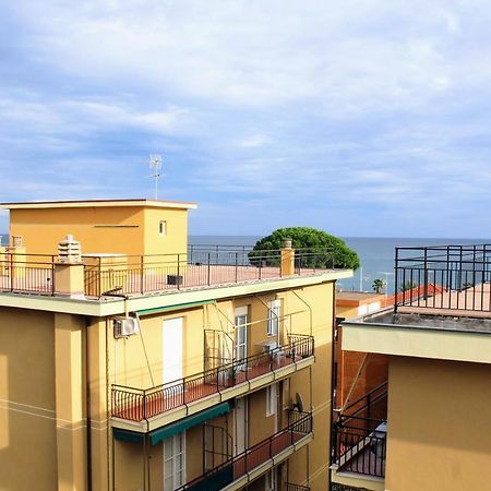 Renesmee Beach Apartment Pietra Ligure Exterior foto