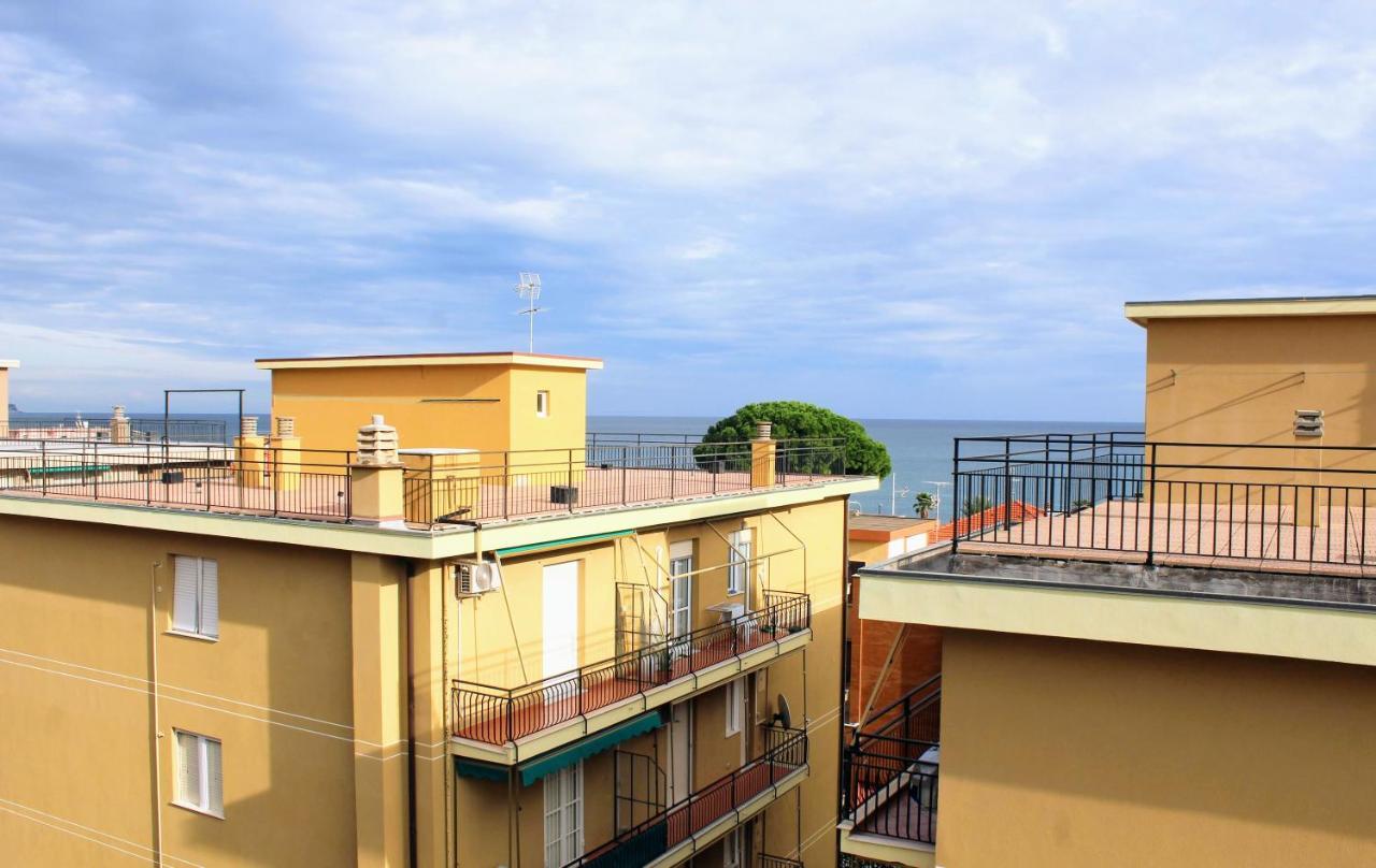 Renesmee Beach Apartment Pietra Ligure Exterior foto